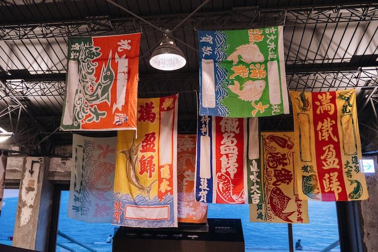 在全台最大的港口邊,他們試圖找回消失在時光裡的「彩色大漁旗」 在全台最大的港口邊,他們試圖找回消失在時光裡的「彩色大漁旗」